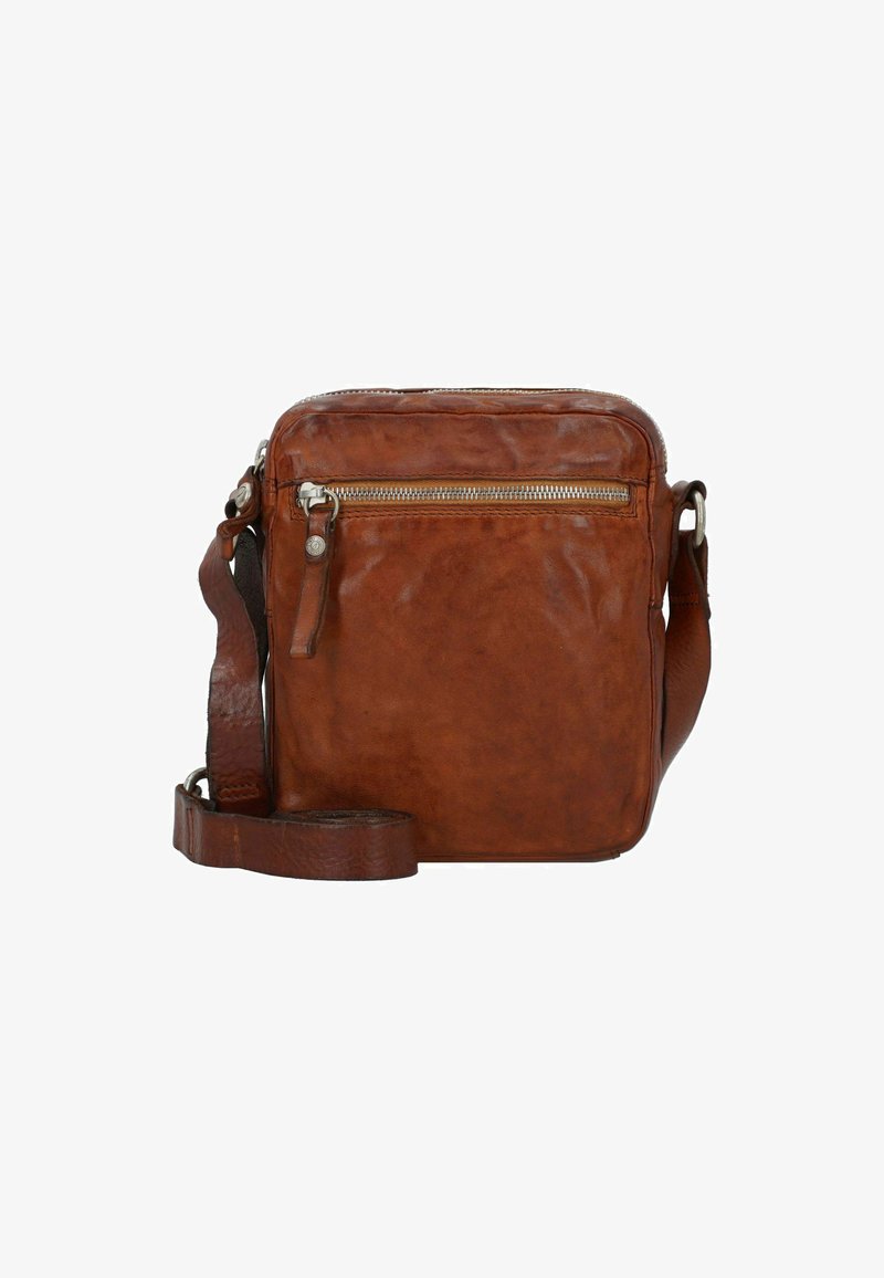 Bolso cruzado de piel marrón con textura suave, cierre de cremallera en la parte delantera y correa ajustable. Presenta un hardware metálico mínimo.
