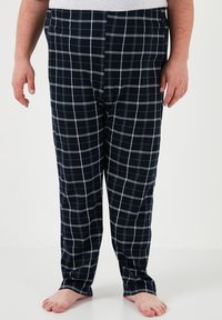 Pajama set u tamnoplavom kariranom uzorku s bijelim kavezom, elastičnim pojasom i širokim nogavicama. Mekana tkanina i punog su rezanja.