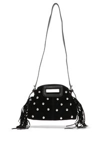 Bolso de ante negro con un diseño plegable, remaches metálicos, detalles de flecos y un asa superior con un corte rectangular.