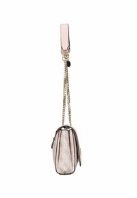 Borsa in pelle rosa con un design strutturato e arrotondato. Presenta manici in catena e pelle, e un motivo a logo impresso sulla parte esterna.