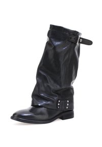 Czarne skórzane botki za kostkę o luźnym kroju, z paskiem i klamrą, teksturowanym wierzchem oraz srebrnymi ćwiekami po boku.