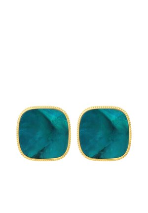 Boucles d'oreilles clous en pierre précieuse couleur sarcelle de forme carrée avec bords en métal doré texturé sur fond blanc.