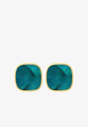 Boucles d'oreilles clous en pierre précieuse couleur sarcelle de forme carrée avec bords en métal doré texturé sur fond blanc.