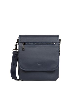 Granatowa skórzana torba typu crossbody z przednią klapką, kieszenią na zamek i regulowanym paskiem na ramię.