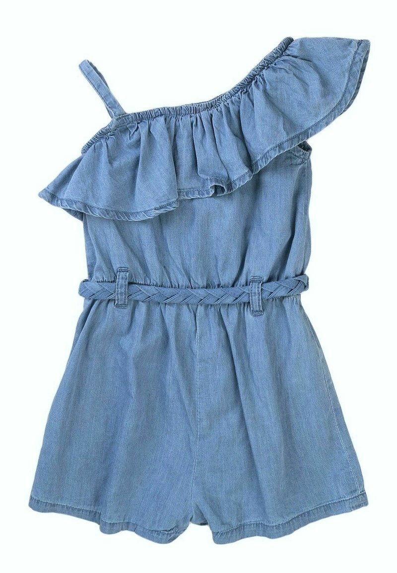 Niebieski kombinezon dżinsowy w jasnym odcieniu, z jednym paskiem na ramię, falbankowym dekoltem, elastyczną talią i plecionym paskiem. Miękka faktura i swobodny krój.