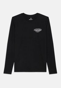 Μαύρη μπλούζα με μακρύ μανίκι από βαμβάκι, διαθέτει λευκό λογότυπο στο αριστερό στήθος, στρογγυλή λαιμόκοψη και ίσιο στρίφωμα με πλάγιες σχισμές.