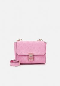 Borsa a tracolla in ecopelle rosa con motivi a logo in rilievo, chiusura a patta magnetica, hardware color oro e tracolla removibile.