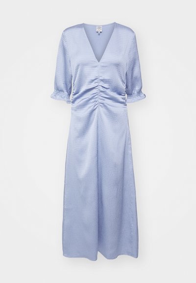 Svetlo modra obleka do kolen z V-izrezom, nabranim detajlom v pasu in puff rokavi do komolcev. Gladek, teksturiran material.