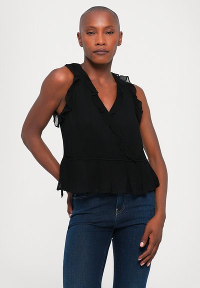 Zwarte mouwloze top met gerimpelde halslijn en zoom, met een wikkelontwerp en lichte stof, gecombineerd met donkerblauwe jeans.
