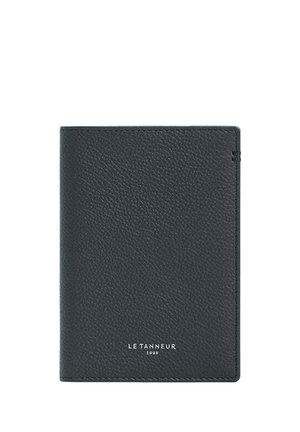Cartera de cuero texturizado negra con "LE TANNEUR 1898" impreso en blanco en el centro inferior, mostrada cerrada sobre fondo blanco.