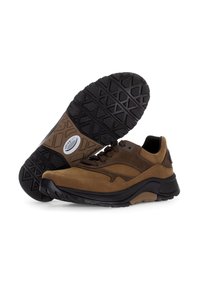 Braune Wildleder-Sportschuhe mit schwarzen Gummisohlen, strukturiertem Profil und Schnürdesign. Sie verfügen über eine glatte, geschwungene Silhouette und ein Logodetail.