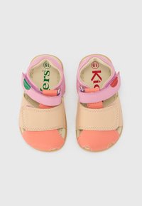 Sandalias de cuero rosa y melocotón con correas ajustables, diseño de punta abierta, plantilla suave y suela de goma con pequeños recortes.