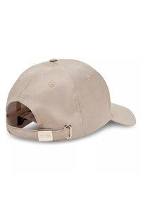 Khaki czapka baseballowa o satynowym wykończeniu, z zakrzywionym daszkiem i regulowanym paskiem z tyłu, z metalową metką "GUESS".