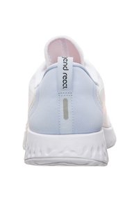 Weiße Sportschuhe mit einem strukturierten Mesh-Obermaterial, rosa Akzenten und einer gepolsterten Sohle. Verfügt über eine Zuglasche und reflektierende Details an der Ferse.