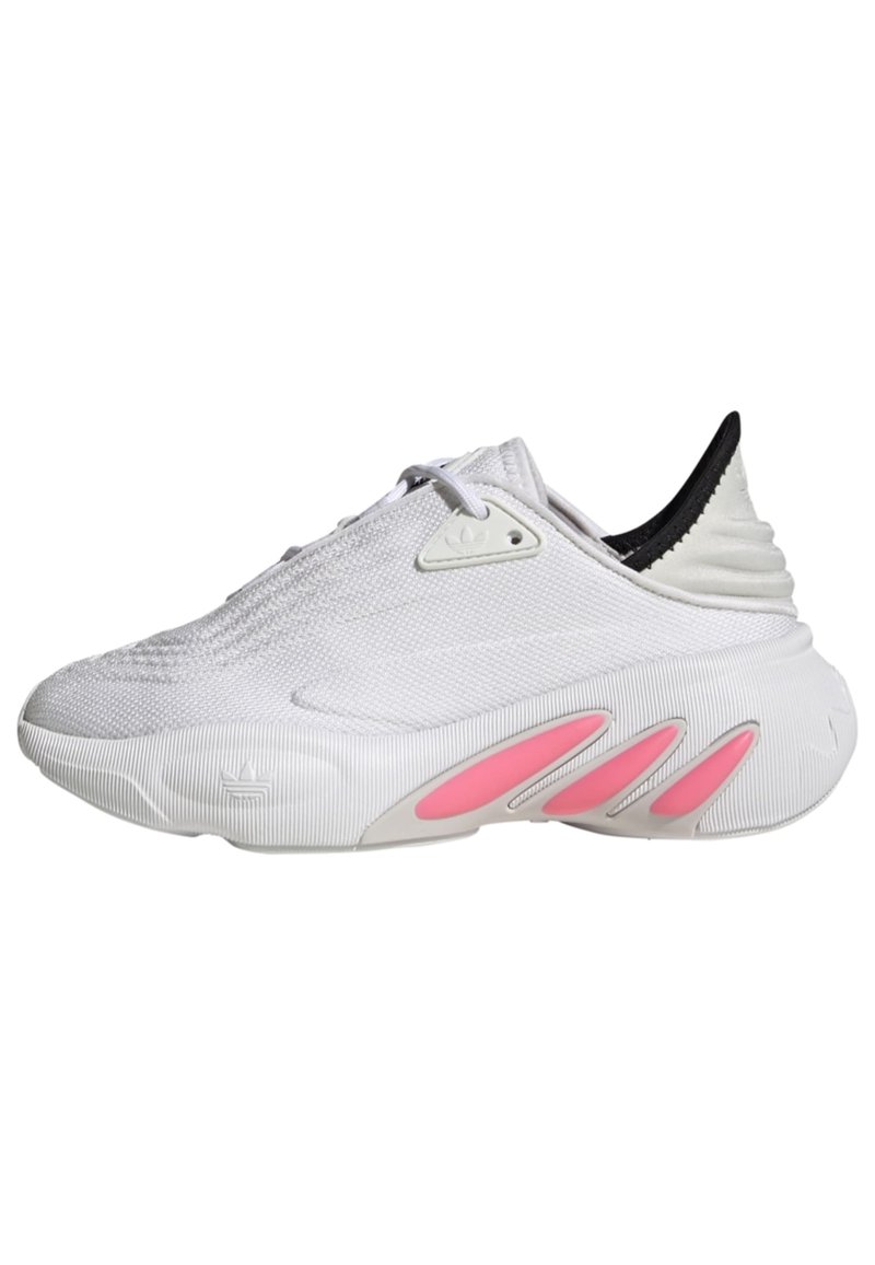 Biały but sportowy z teksturowaną cholewką z siateczki, czarnymi akcentami i różowymi detalami na gumowej podeszwie. Charakteryzuje się smukłym designem i amortyzowaną piętą.