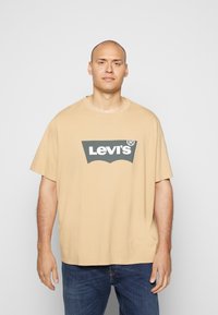 Levi's® Plus GRAPHIC TEE - T-shirt estampada - beige/sand