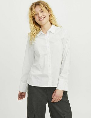 Camisa blanca de botones con mangas largas, hecha de una tela suave. Presenta un cuello clásico y un dobladillo recto, combinada con pantalones cargo oscuros.