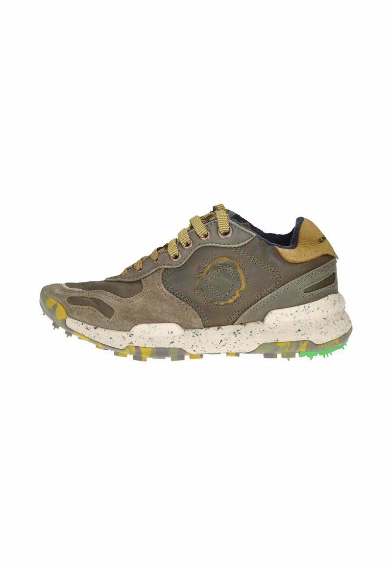Sneaker in suede marrone con una suola intermedia bianca maculata, dettagli gialli e una suola testurizzata. Presenta punte verdi e un design con lacci.