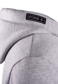 Grijze hoodie met een gestructureerde stof, schuine naden en een zwart etiket met "SPITZBUB" op de nek. Over het algemeen een gladde afwerking.