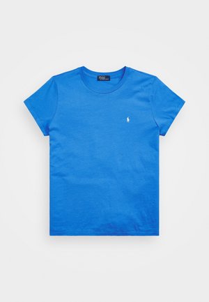 Blaues T-Shirt mit kurzen Ärmeln und Rundhalsausschnitt, mit einem kleinen weißen Sticklogo auf der linken Brust und einem Polo von Ralph Lauren Etikett im Krageninnenteil.