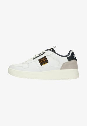 Witte leren sneaker met een grijze suède accent, zwarte details op de hak en een gouden logo-tag aan de zijkant. Rubberen zool, vetersluiting.