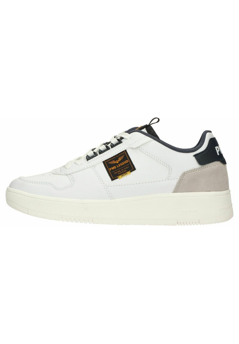 Baskets en cuir blanc avec un accent en daim gris, détails noirs sur le talon et une étiquette en or sur le côté. Semelle en caoutchouc, design à lacets.