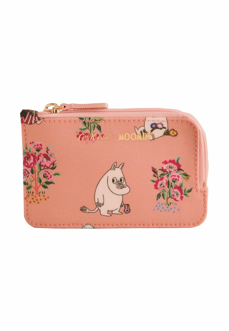 Rožinė piniginė su užtrauktuku, papuošta Moomin personažais ir gėlių raštais. Pagaminta iš tekstūruotos medžiagos, su auksinės spalvos detalėmis.
