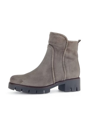 Grå mockaskinnsankleboots med en kraftig svart sula, med dekorativ sömnad och subtila metalliska accenter längs sömmarna.