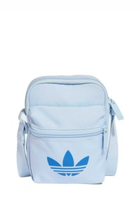 Borsa a bandoliera in tessuto azzurro con compartimento principale con cerniera e tasca frontale, caratterizzata da un logo trifoglio blu e tracolla regolabile.