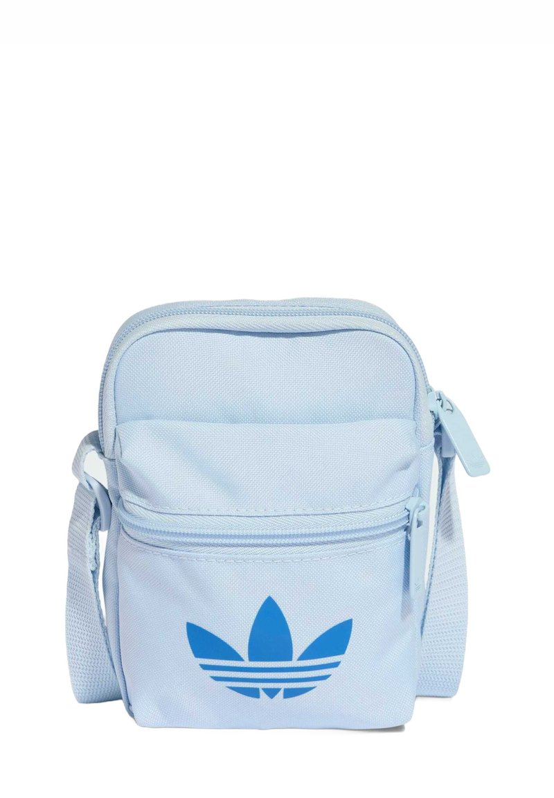 Borsa a bandoliera in tessuto azzurro con compartimento principale con cerniera e tasca frontale, caratterizzata da un logo trifoglio blu e tracolla regolabile.