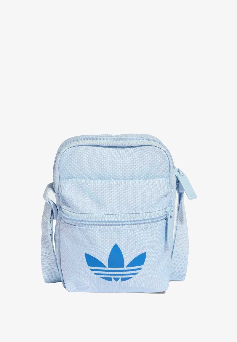 Borsa a bandoliera in tessuto azzurro con compartimento principale con cerniera e tasca frontale, caratterizzata da un logo trifoglio blu e tracolla regolabile.