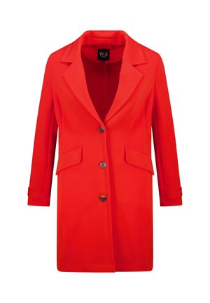 Felrode lange damesblazer met ingesneden revers, drie zwarte knopen, klepzakken en lange mouwen.