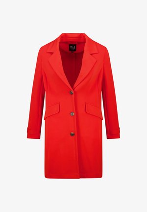 Felrode lange damesblazer met ingesneden revers, drie zwarte knopen, klepzakken en lange mouwen.