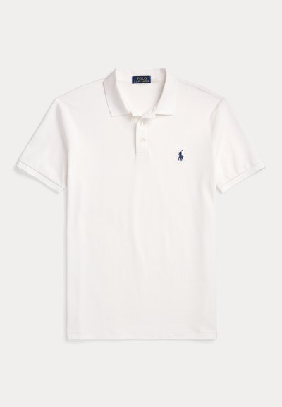 Cămașă Polo Ralph Lauren albă cu mânecă scurtă, guler, pată cu două nasturi și logo mic brodat cu un cal bleumarin pe pieptul stâng.