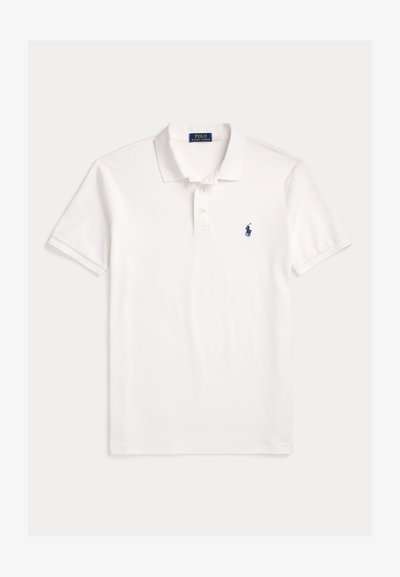 Cămașă Polo Ralph Lauren albă cu mânecă scurtă, guler, pată cu două nasturi și logo mic brodat cu un cal bleumarin pe pieptul stâng.