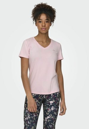 Lyserød kortærmet V-hals t-shirt lavet af glat stof, med en lille logo detajle på brystet. Stylet med leggings med blomstermønster.