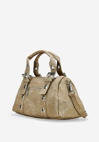 Bolso de mano de terciopelo sintético beige con herrajes de plata, asas cortas, detalle de cremallera y acentos de remache, que incluye una correa de hombro desmontable.