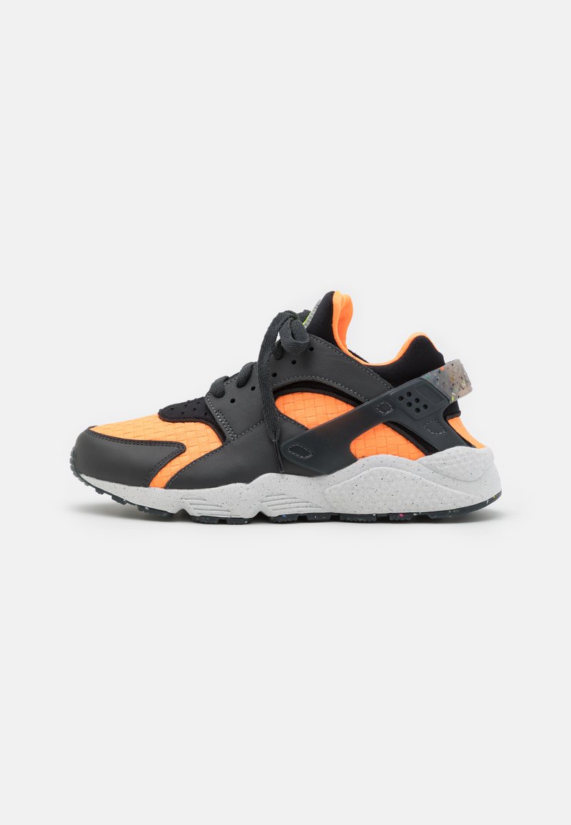 Nike Sportswear AIR HUARACHE CRATER PRM UNISEX - Tenisky - anthracite/black/atomic orange/white/volt