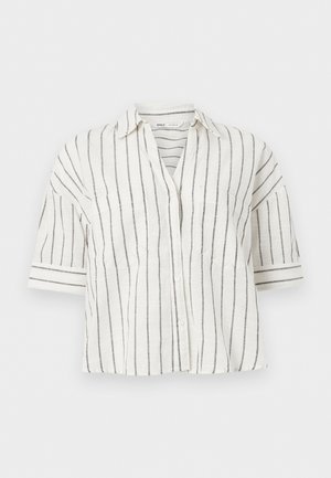 Fehér rövid ujjú gombos ing fekete függőleges csíkokkal és gallérral, egyszerű fehér háttér előtt bemutatva.