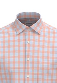 Geruite button-up shirt in lichtblauw en oranje. Katoenen materiaal, standaard kraag, voorzak en witte knopen. Heeft een ruitjespatroon.