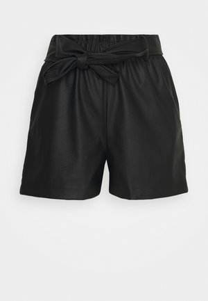 Shorts en simili cuir noir avec une coupe décontractée, une taille élastique et un détail de ceinture nouée à la taille. Texture lisse, coupe à mi-genoux.
