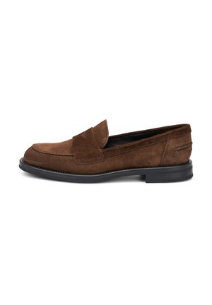 Mocassino in suede marrone con punta rotonda, dettagli cuciti, suola in gomma piatta e una larga fascia sulla parte superiore.
