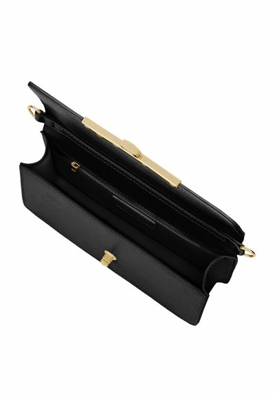 Črna usnjena torbica z zlatim zaponkam in okovjem, odprta za prikaz notranjih predelkov in črne podloge.