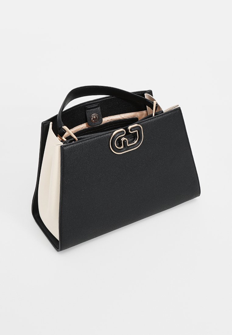 Borsa in pelle bianca e nera con una forma strutturata, caratterizzata da un logo in tonalità oro sul davanti e manici corti neri.