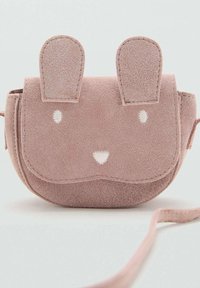 Ružový semišový crossbody batoh navrhnutý ako zajac s ušami. Má vyšitú tvár a uzáver na klapku. Obsahuje ramenný popruh na nosenie.