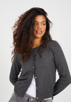 Grau karierter Cardigan aus weichem Strickmaterial, mit Rundhalsausschnitt, langen Ärmeln und goldfarbenen Knöpfen vorne.