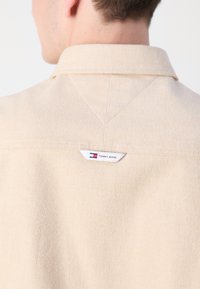 Tommy Jeans SHIRT - Shirt - newsprint