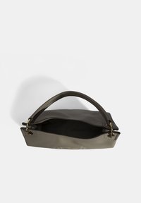 Grijze leren handtas met een gladde textuur, gouden accenten en een gestructureerde vorm. Open bovenkant onthult een zwarte binnenruimte.