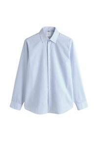Camisa de manga larga azul claro con rayas verticales blancas, escote con cuello, cierre de botones al frente y dobladillo redondeado. Hecha de una tela suave.