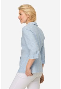 Camicia a righe blu e bianche con colletto, maniche tre quarti e vestibilità rilassata. Tessuto leggero e righe verticali.